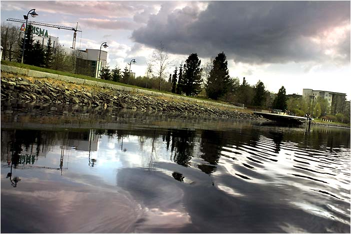 Kajaaninjoen ranta ja kaupungin rakennukset